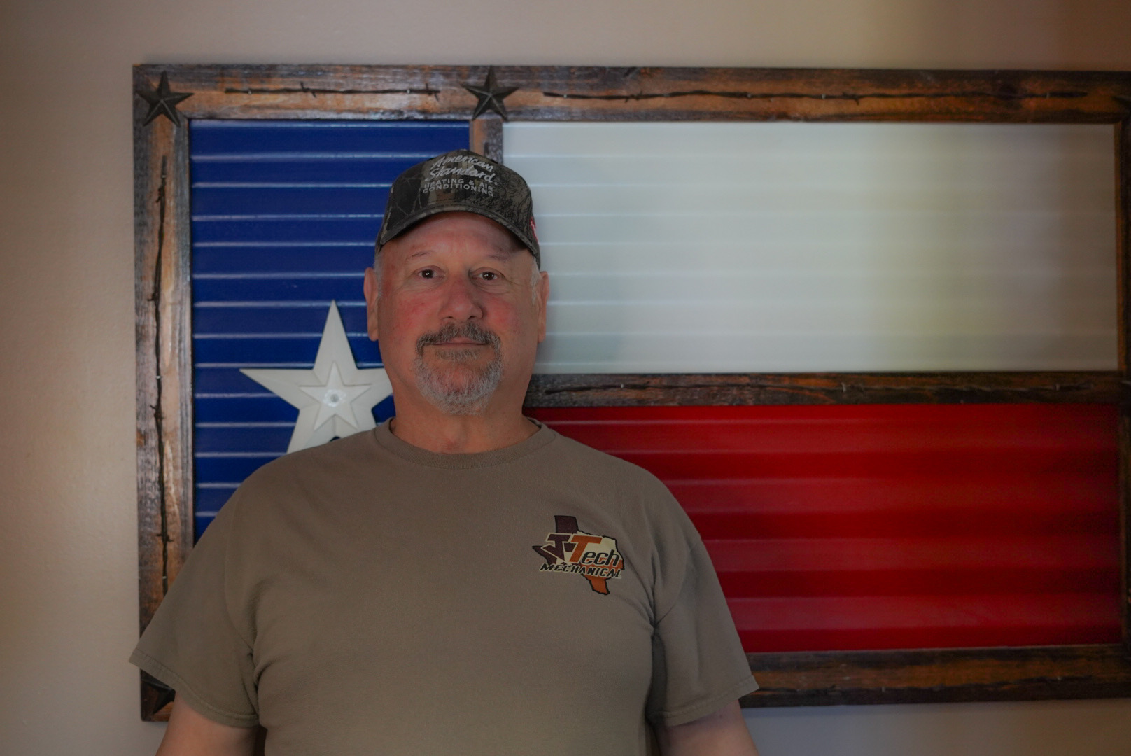David standing in front of a metal Texas flag